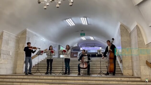 “Concert between explosions” took place at the metro station in Kharkov