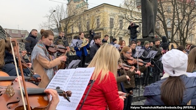 Lviv musicians performed on the streets of the city, calling on the world to support Ukraine