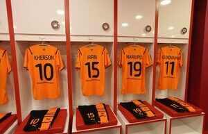 Shakhtar players go to the match in T-shirts with the names of Ukrainian hero cities instead of surnames