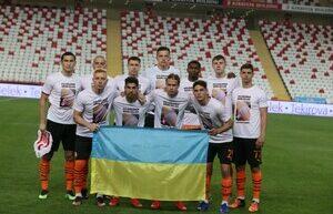 Shakhtar went to the match in T-shirts with a print in memory of a three-month-old baby who died from a Russian missile