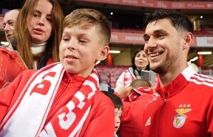 The football player of the national team of Ukraine Yaremchuk met with the families of Ukrainian refugees in Portugal