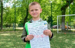 A 6-year-old boy from Mariupol passed a letter to Boris Johnson through Shakhtar