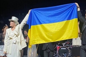 At a concert in Lithuania, Laima Vaikule went on stage with the flag of Ukraine